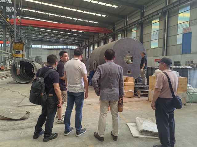 韓國客戶深度探索我廠新型連續(xù)式炭化設備